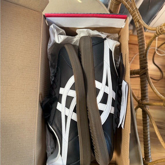 Onitsuka Tiger by Asics Black and White Sneakers Classic Design - Picture 3 of 5